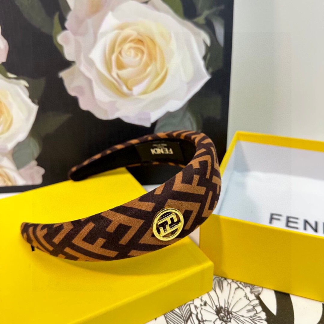 配专柜包装
FENDI（芬迪）最新FF发箍
小仙女快入手
特殊材质 不嘞头
可盐可甜～