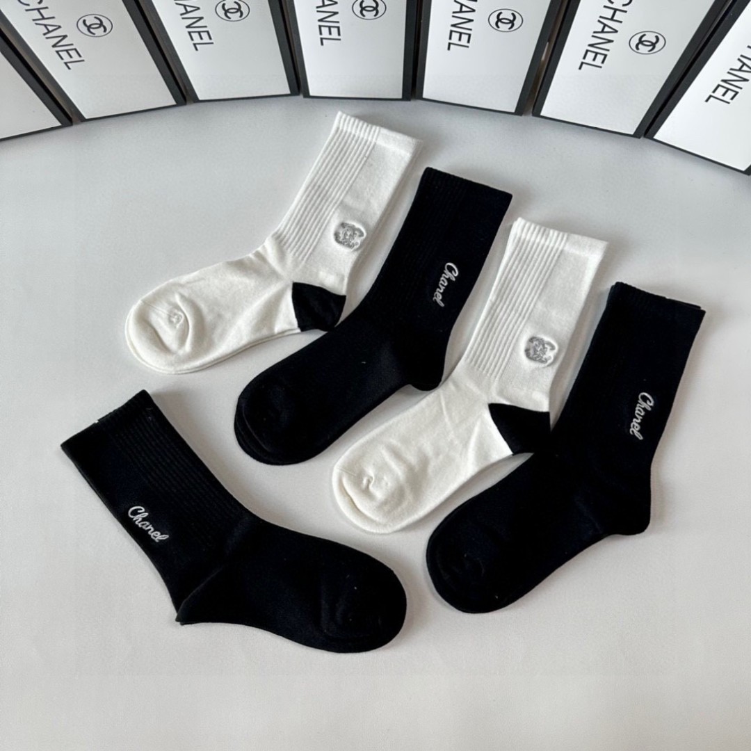  💛配专柜包装
Chanel（香奈儿）新款刺绣中长款堆堆袜袜子！一盒五双，专柜同步筒袜袜子，💛大牌出街，