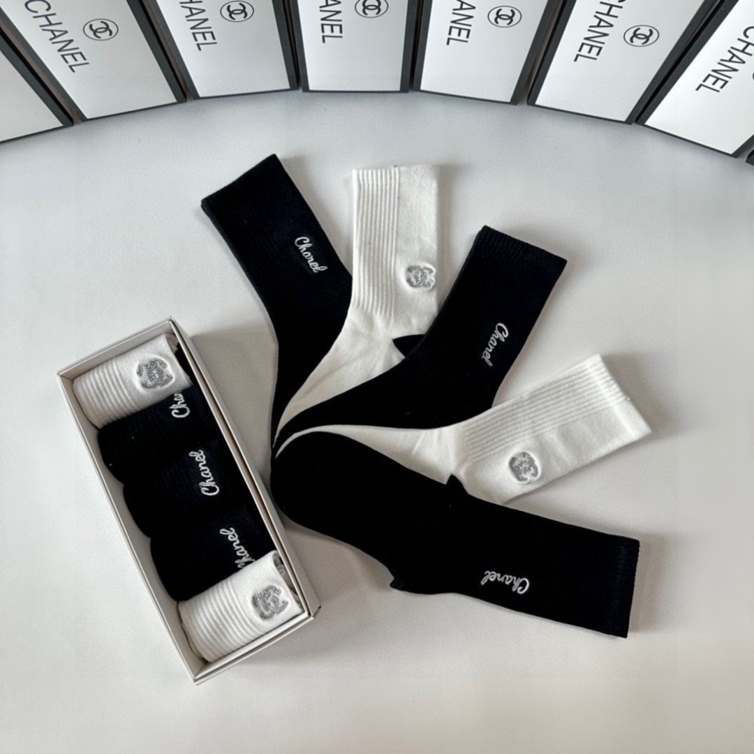  💛配专柜包装
Chanel（香奈儿）新款刺绣中长款堆堆袜袜子！一盒五双，专柜同步筒袜袜子，💛大牌出街，