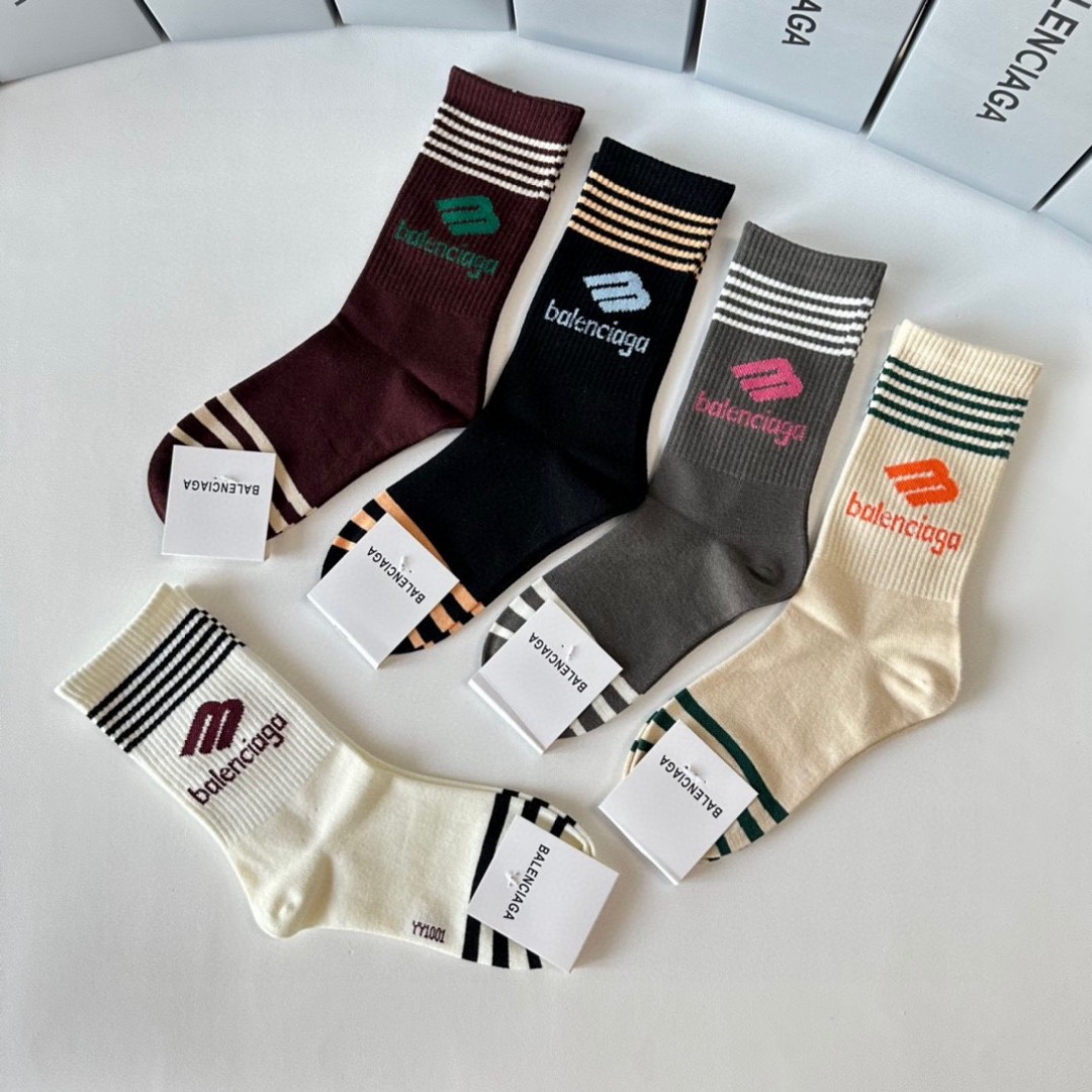  💛配专柜包装
Balenciaga （巴黎世家）新款中长款堆堆袜袜子！一盒五双，专柜同步筒袜袜子，💛大