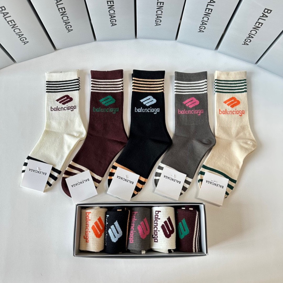  💛配专柜包装
Balenciaga （巴黎世家）新款中长款堆堆袜袜子！一盒五双，专柜同步筒袜袜子，💛大