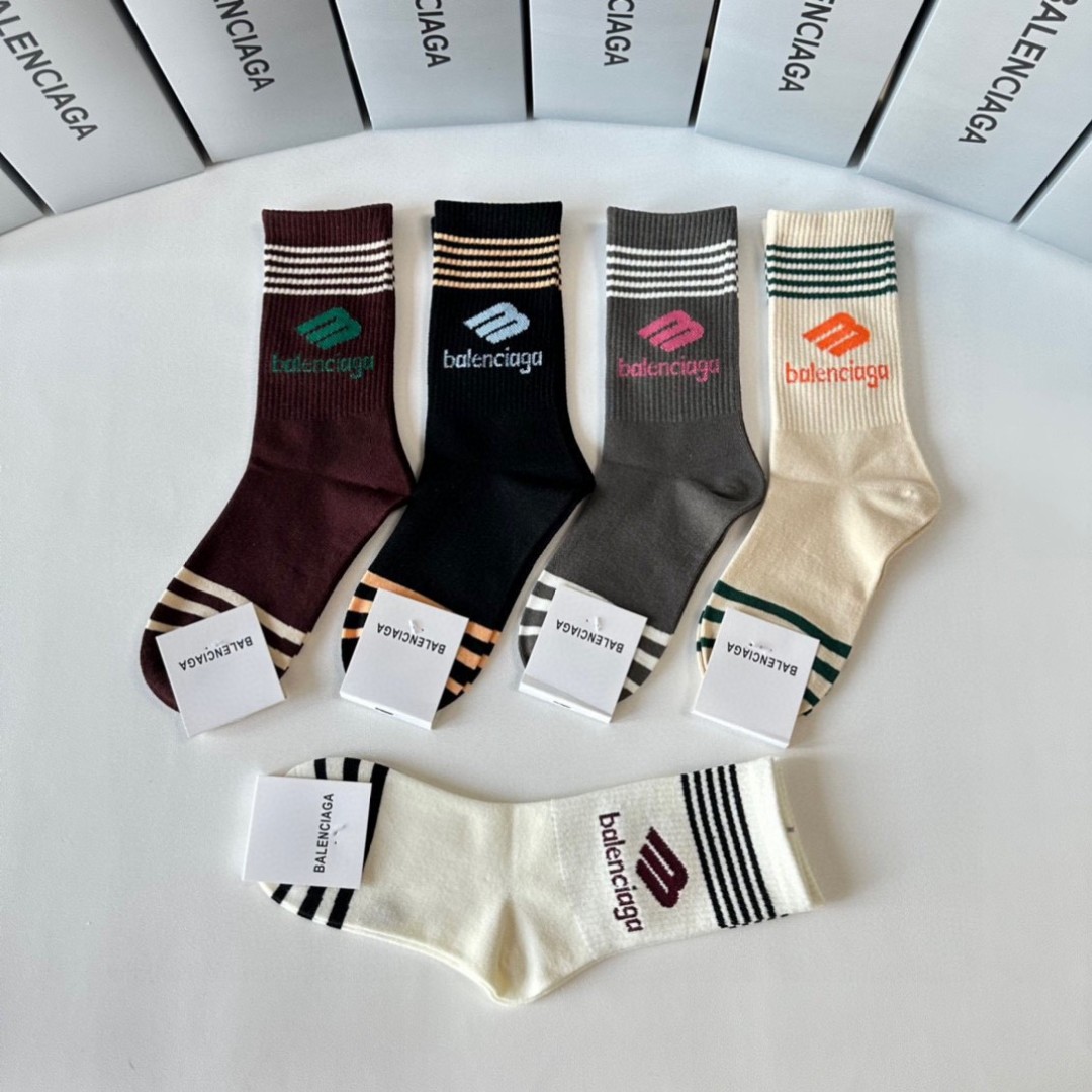  💛配专柜包装
Balenciaga （巴黎世家）新款中长款堆堆袜袜子！一盒五双，专柜同步筒袜袜子，💛大
