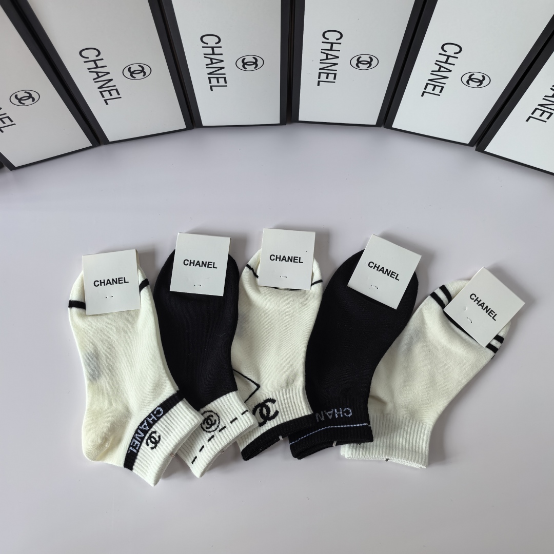 💛配专柜包装
Chanel(香奈儿) 新款中短款堆堆袜袜子！一盒五双，专柜同步筒袜袜子，💛大牌出街，潮人