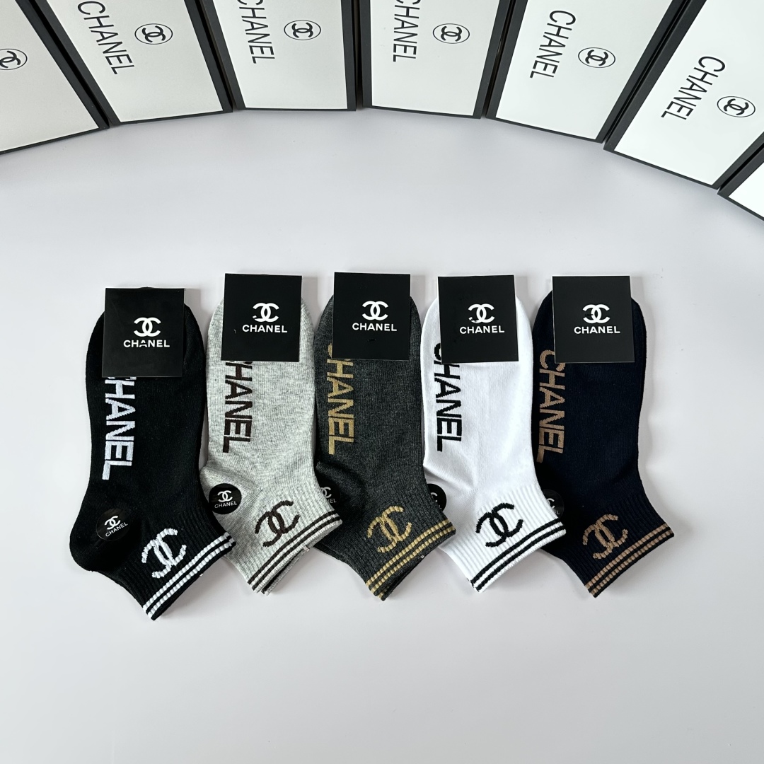 💛配专柜包装
Gucci（古驰）新款中短款堆堆袜袜子！一盒五双，专柜同步筒袜袜子，💛大牌出街，潮人必备。