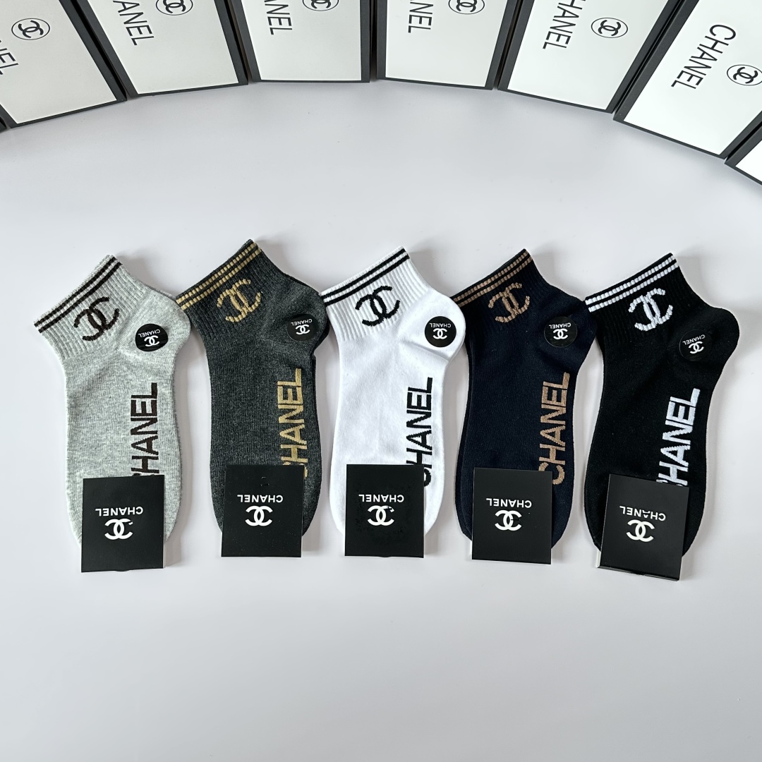💛配专柜包装
Gucci（古驰）新款中短款堆堆袜袜子！一盒五双，专柜同步筒袜袜子，💛大牌出街，潮人必备。