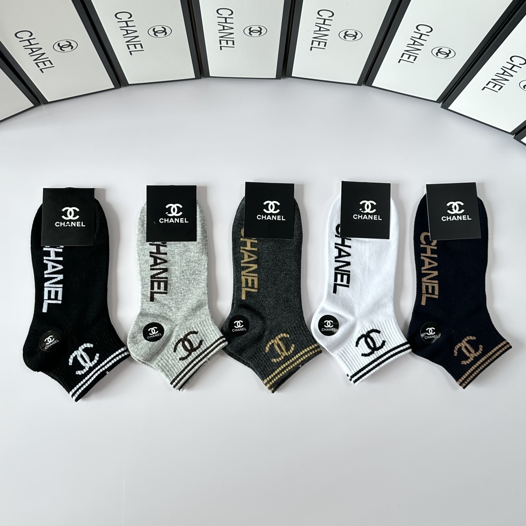 💛配专柜包装
Gucci（古驰）新款中短款堆堆袜袜子！一盒五双，专柜同步筒袜袜子，💛大牌出街，潮人必备。