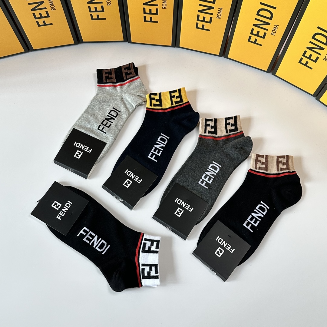 💛配包装
Fendi（芬迪）新款中短款堆堆袜袜子！一盒五双， 专柜同步筒款袜子，💛大牌出街，潮人必备。超