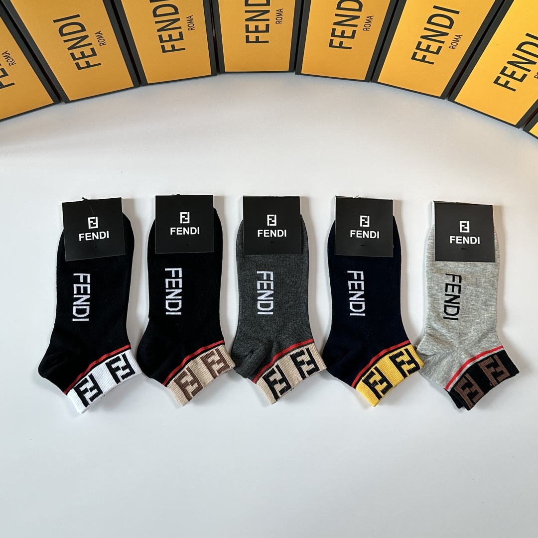 💛配包装
Fendi（芬迪）新款中短款堆堆袜袜子！一盒五双， 专柜同步筒款袜子，💛大牌出街，潮人必备。超