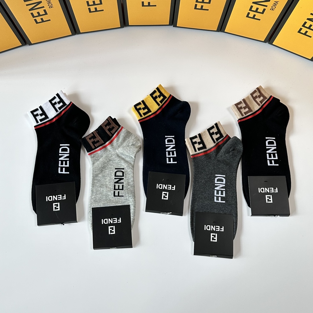 💛配包装
Fendi（芬迪）新款中短款堆堆袜袜子！一盒五双， 专柜同步筒款袜子，💛大牌出街，潮人必备。超