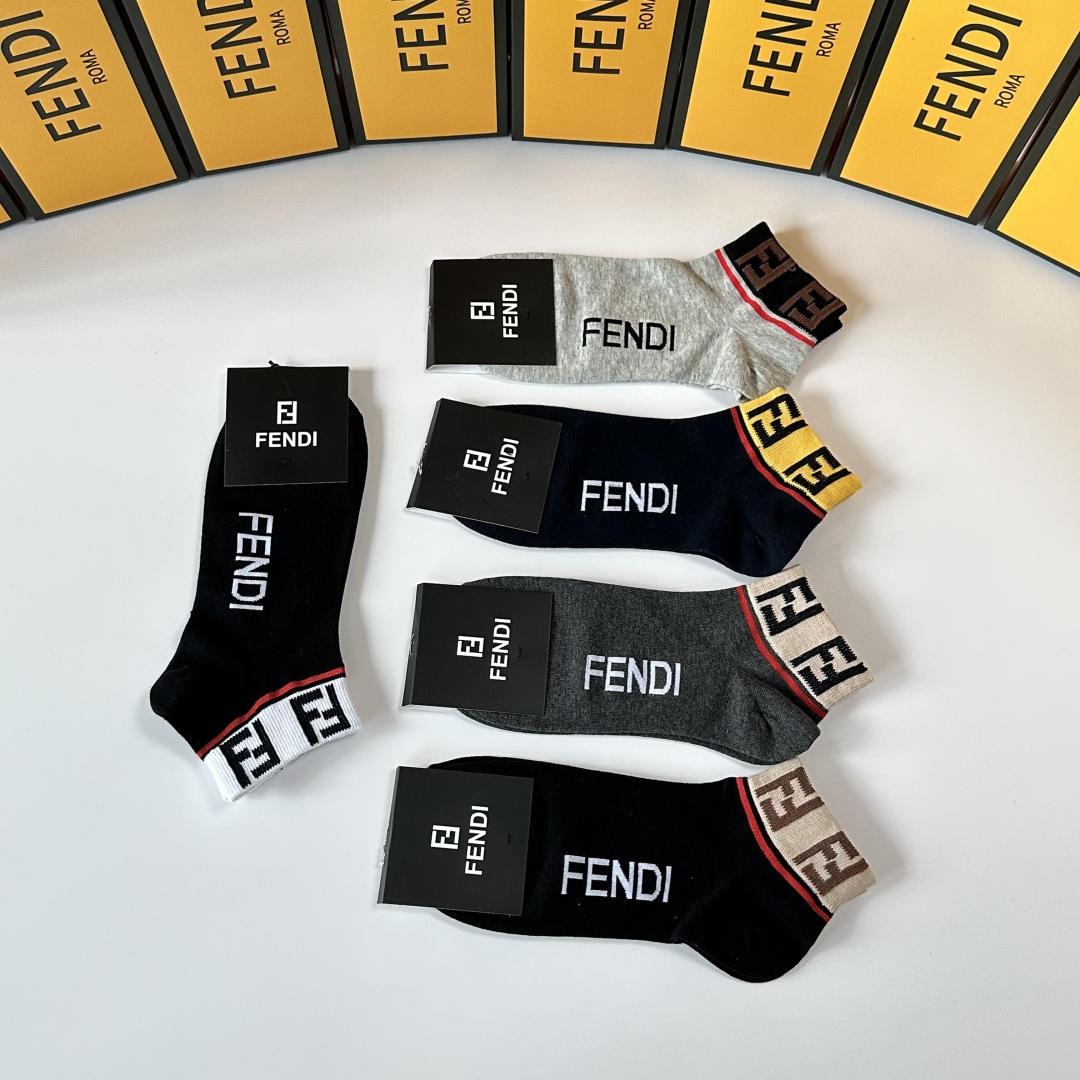 💛配包装
Fendi（芬迪）新款中短款堆堆袜袜子！一盒五双， 专柜同步筒款袜子，💛大牌出街，潮人必备。超
