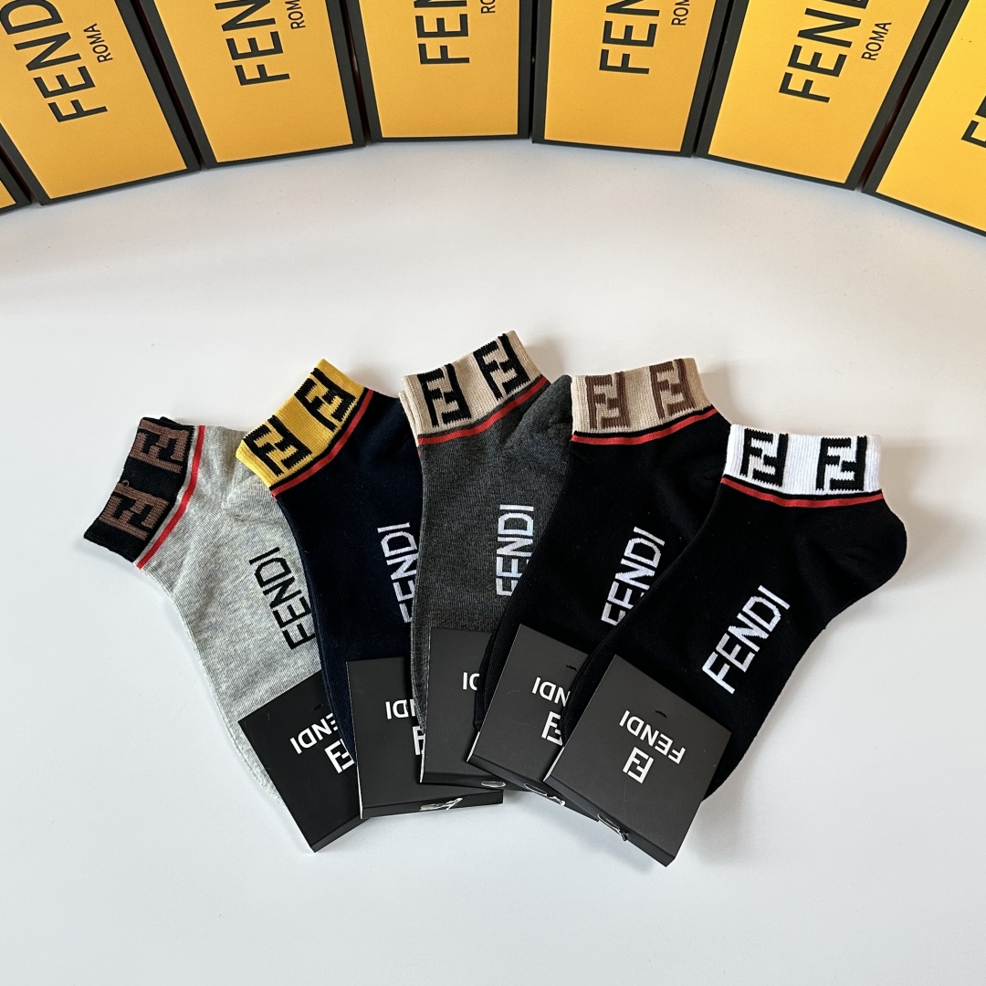 💛配包装
Fendi（芬迪）新款中短款堆堆袜袜子！一盒五双， 专柜同步筒款袜子，💛大牌出街，潮人必备。超
