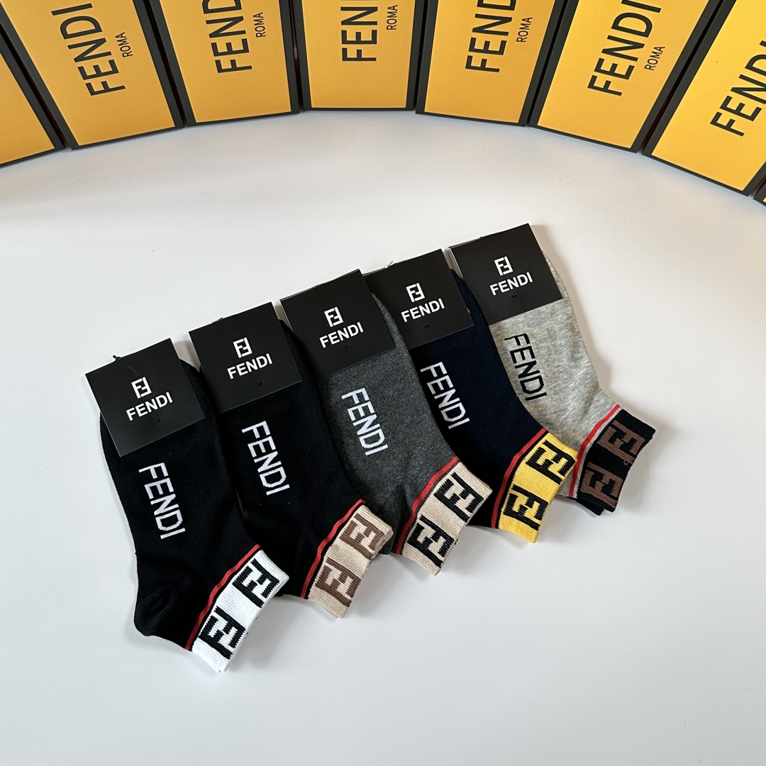 💛配包装
Fendi（芬迪）新款中短款堆堆袜袜子！一盒五双， 专柜同步筒款袜子，💛大牌出街，潮人必备。超