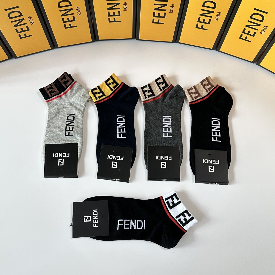 💛配包装
Fendi（芬迪）新款中短款堆堆袜袜子！一盒五双， 专柜同步筒款袜子，💛大牌出街，潮人必备。超