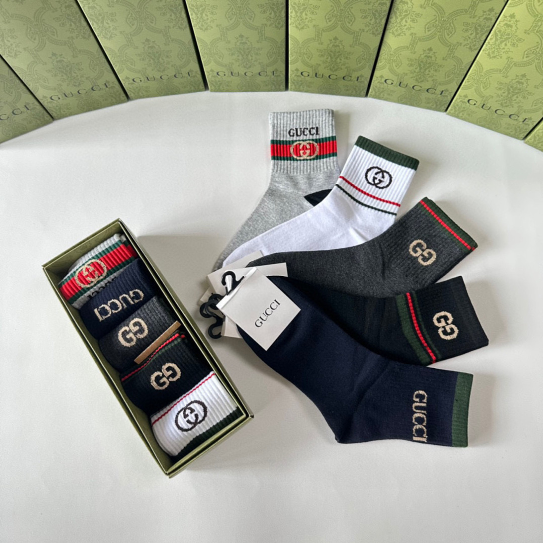  💛配专柜包装
Gucci（古驰）新款中长筒堆堆袜袜子！一盒五双，专柜同步筒袜袜子，💛大牌出街，潮人必备