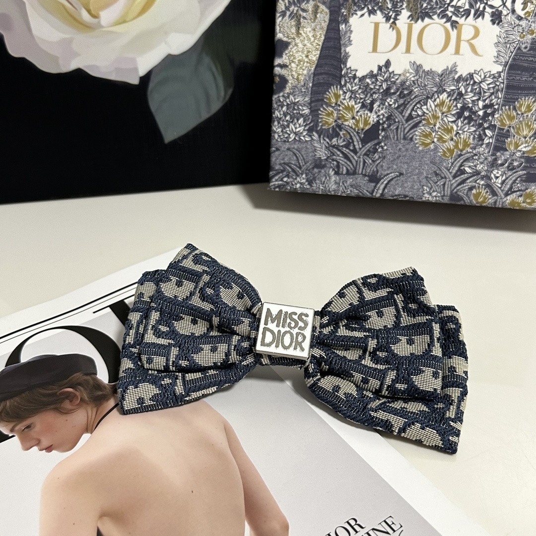 NO:366673,Specially equipped with counter packaging DIOR (Dio) official website latest bow hardware hairpin #Thank me!  A must-have item for everyone. This one must be bought. The fairy is going to take it. Whoever wears it looks good~ Hairpins, hairpins, dior, dior, hairpins19860909特 配专柜包装 DIOR（迪奥）官网同款最新蝴蝶结五金发夹# 信我！人手必备的单品 这件必须买 洋气神仙颜值 小仙女要收了它,谁戴谁好看～发夹,发夹,dior,dior,hairpins,accessory