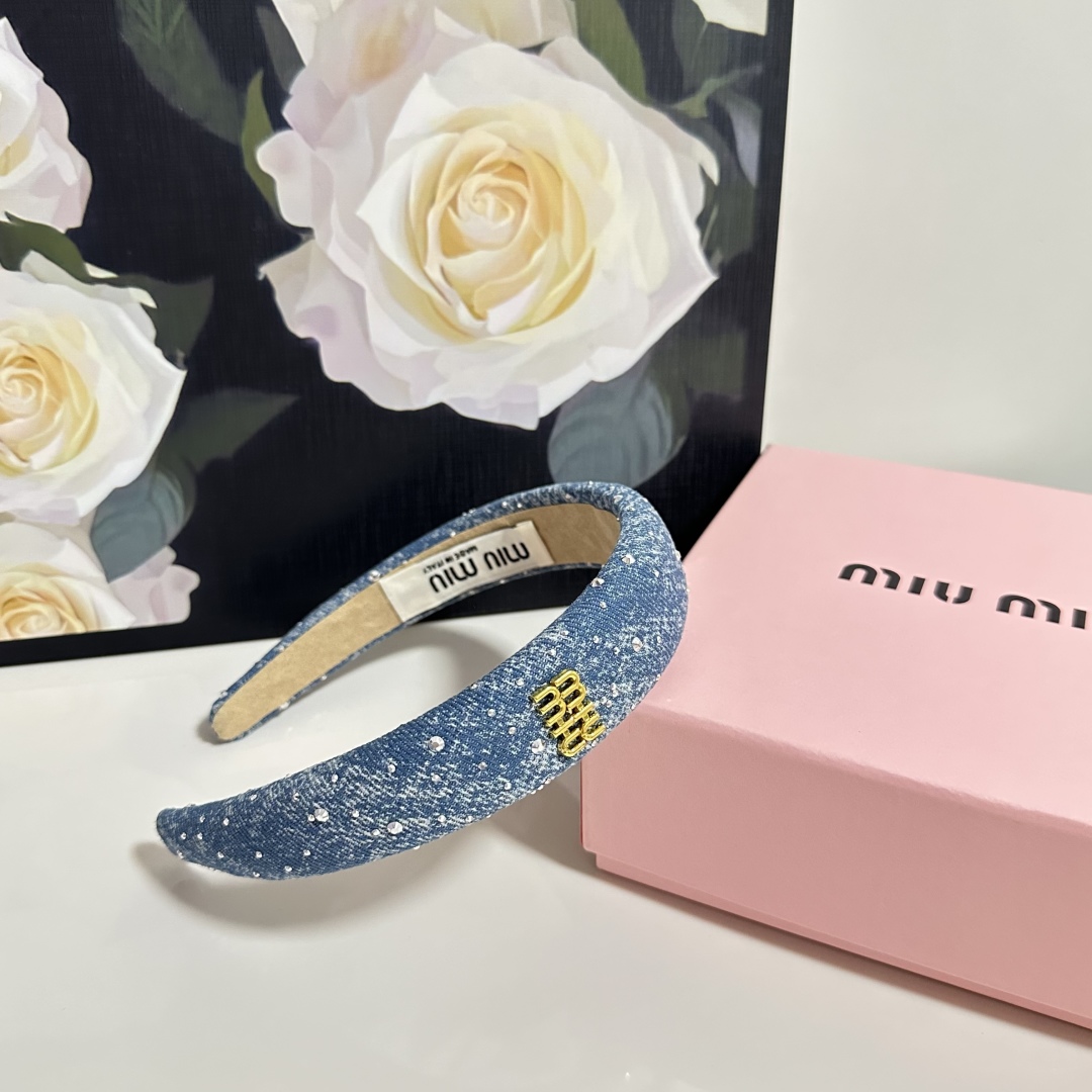  配专柜包装
MiuMiu（缪缪）最新发箍
小仙女快入手
特殊材质 不嘞头
可盐可甜～