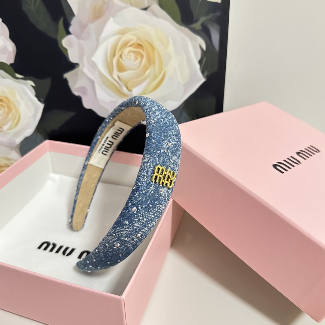  配专柜包装
MiuMiu（缪缪）最新发箍
小仙女快入手
特殊材质 不嘞头
可盐可甜～