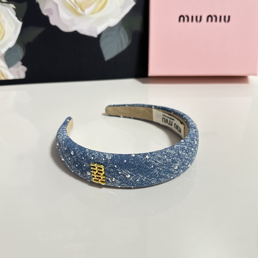  配专柜包装
MiuMiu（缪缪）最新发箍
小仙女快入手
特殊材质 不嘞头
可盐可甜～
