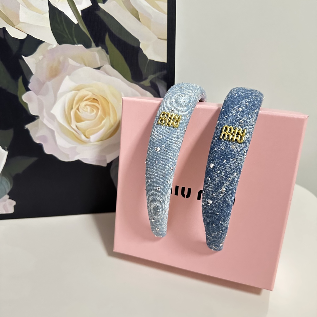  配专柜包装
MiuMiu（缪缪）最新发箍
小仙女快入手
特殊材质 不嘞头
可盐可甜～