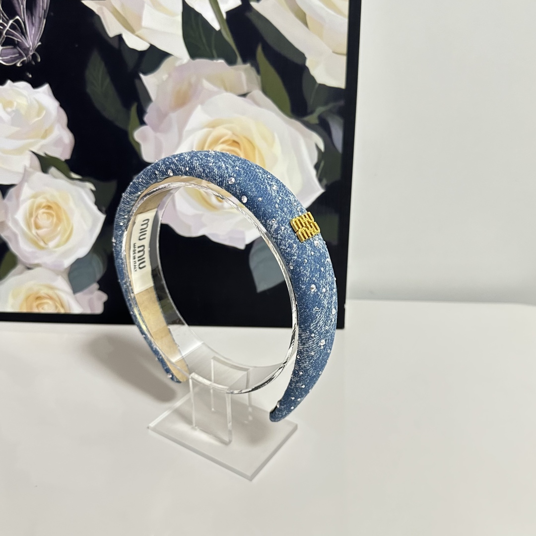  配专柜包装
MiuMiu（缪缪）最新发箍
小仙女快入手
特殊材质 不嘞头
可盐可甜～
