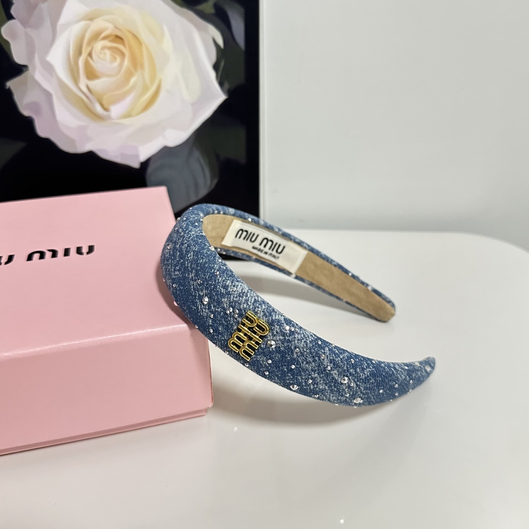  配专柜包装
MiuMiu（缪缪）最新发箍
小仙女快入手
特殊材质 不嘞头
可盐可甜～