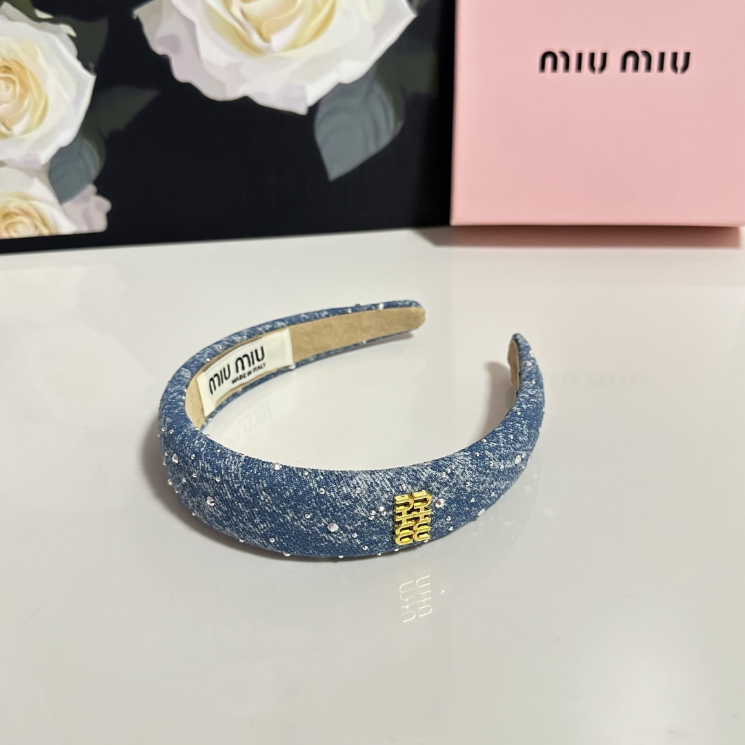  配专柜包装
MiuMiu（缪缪）最新发箍
小仙女快入手
特殊材质 不嘞头
可盐可甜～
