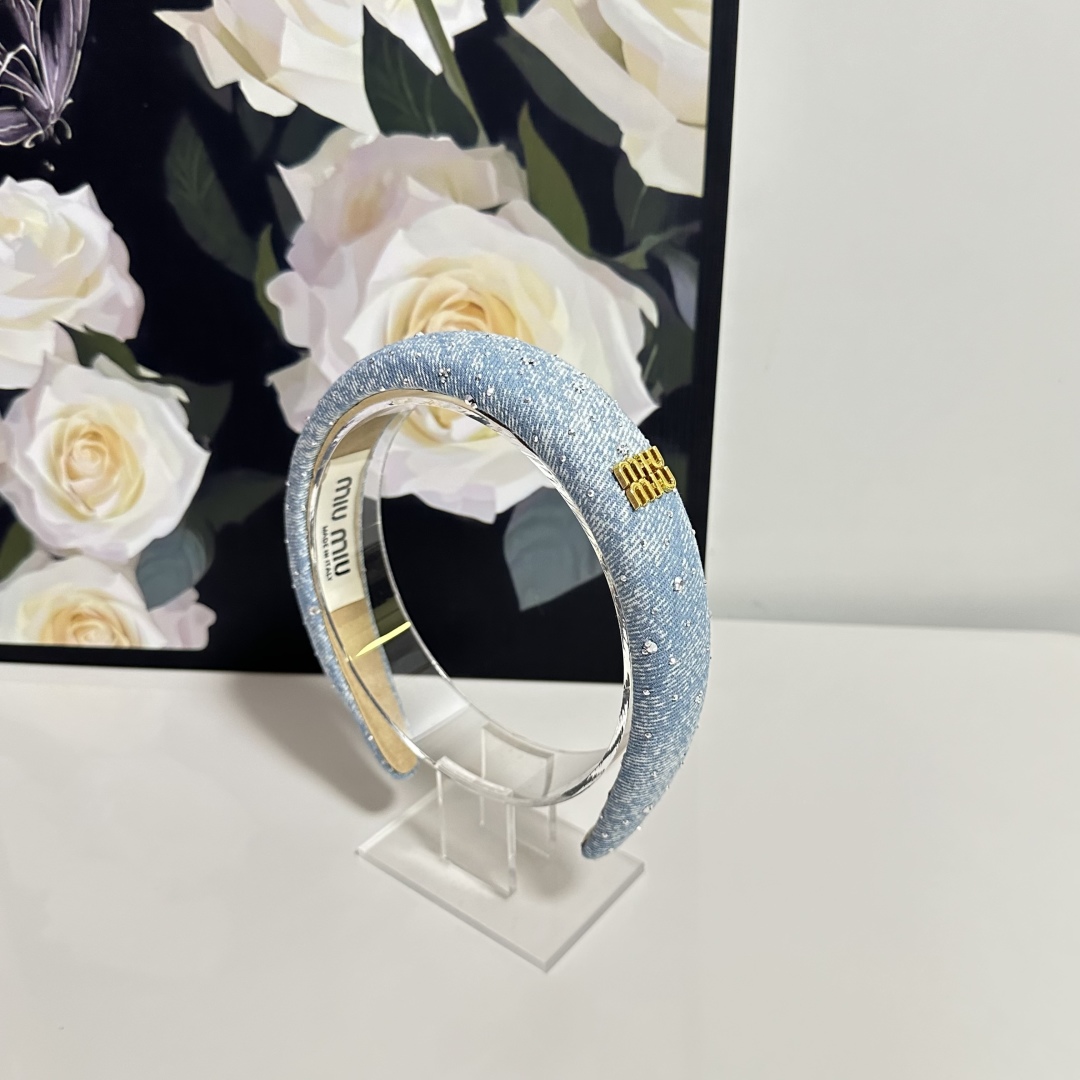  配专柜包装
MiuMiu（缪缪）最新发箍
小仙女快入手
特殊材质 不嘞头
可盐可甜～