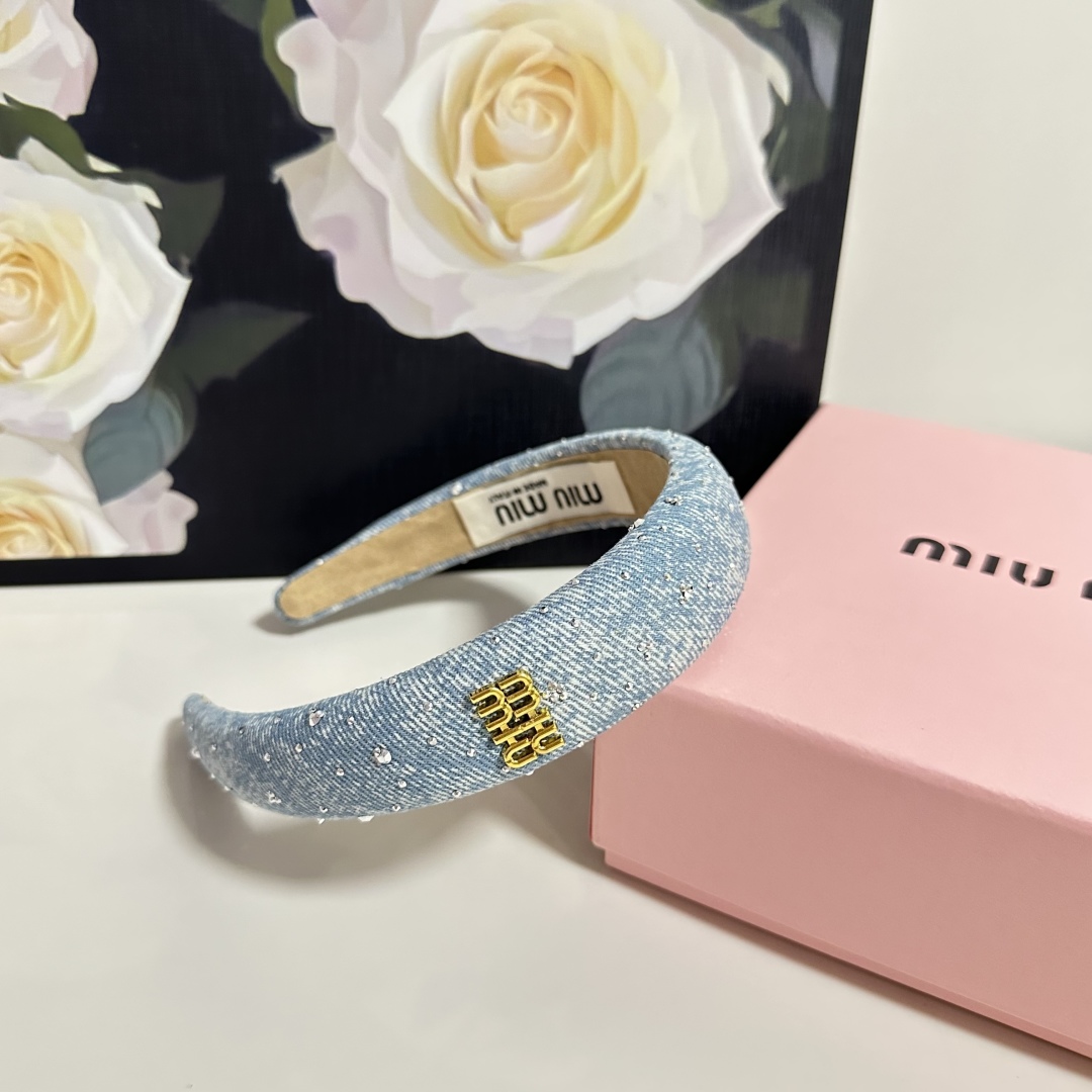  配专柜包装
MiuMiu（缪缪）最新发箍
小仙女快入手
特殊材质 不嘞头
可盐可甜～