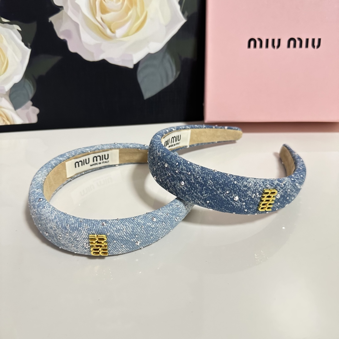  配专柜包装
MiuMiu（缪缪）最新发箍
小仙女快入手
特殊材质 不嘞头
可盐可甜～