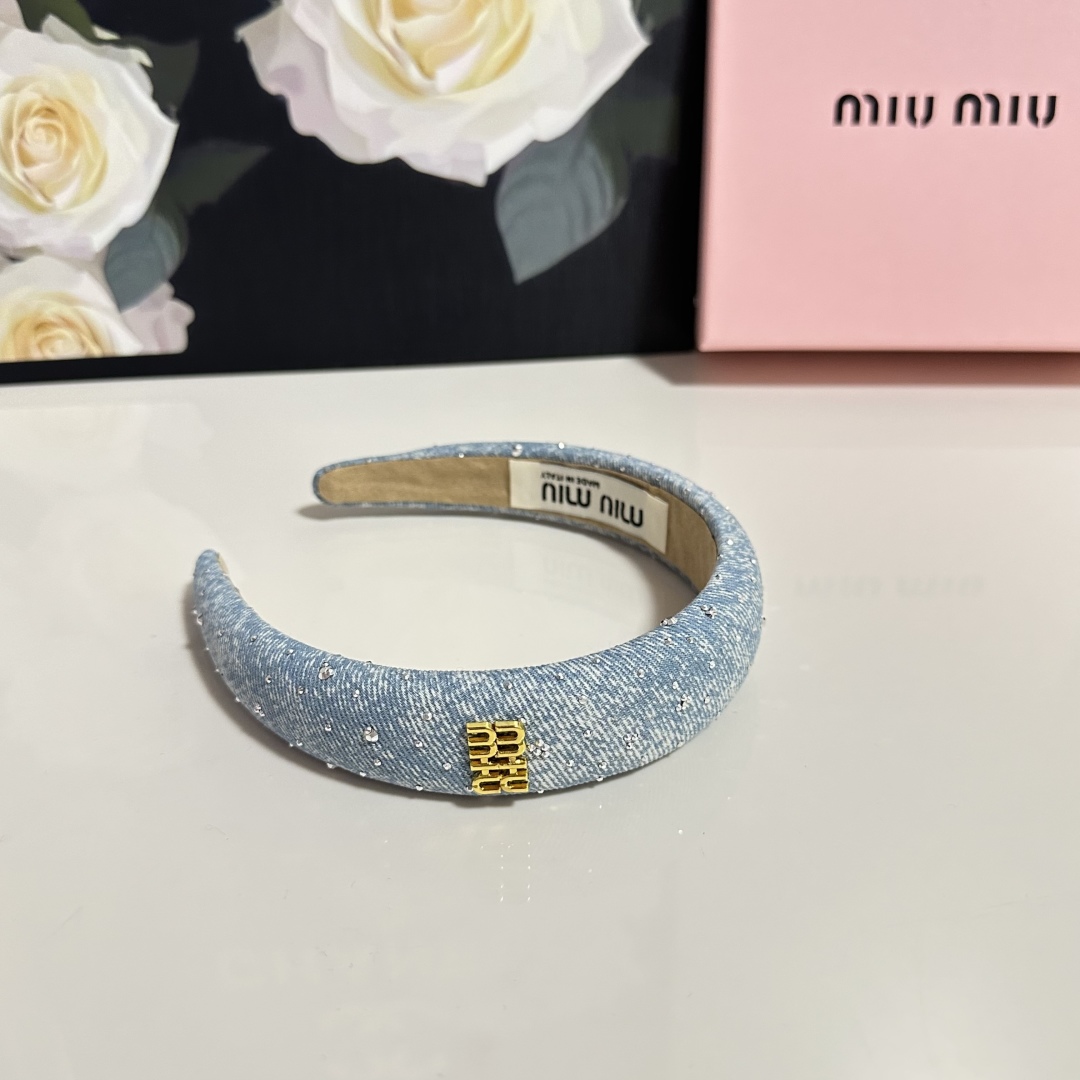  配专柜包装
MiuMiu（缪缪）最新发箍
小仙女快入手
特殊材质 不嘞头
可盐可甜～