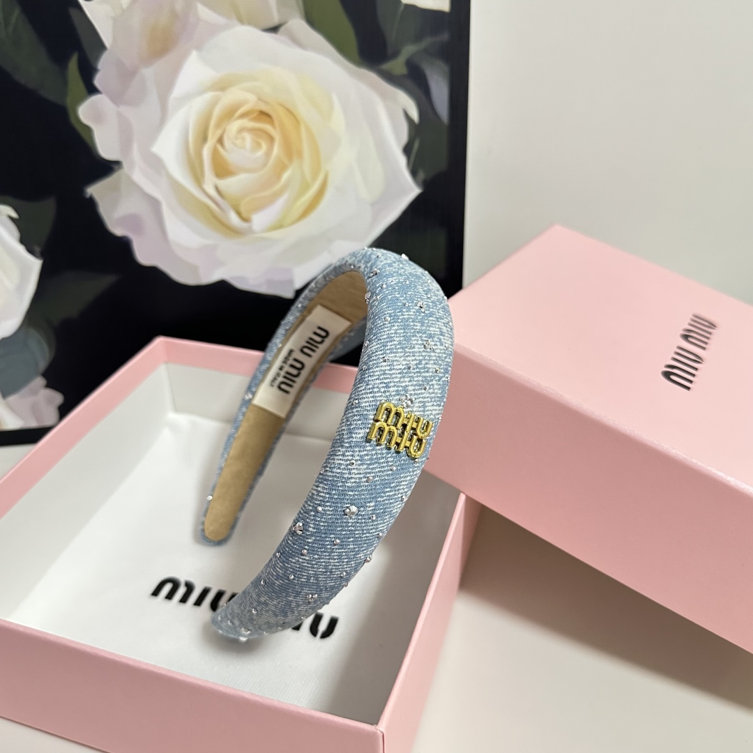  配专柜包装
MiuMiu（缪缪）最新发箍
小仙女快入手
特殊材质 不嘞头
可盐可甜～