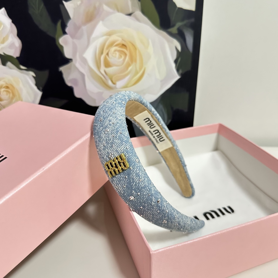  配专柜包装
MiuMiu（缪缪）最新发箍
小仙女快入手
特殊材质 不嘞头
可盐可甜～