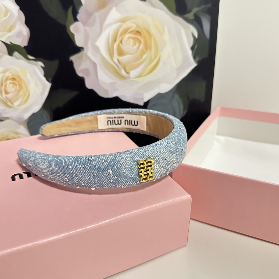  配专柜包装
MiuMiu（缪缪）最新发箍
小仙女快入手
特殊材质 不嘞头
可盐可甜～