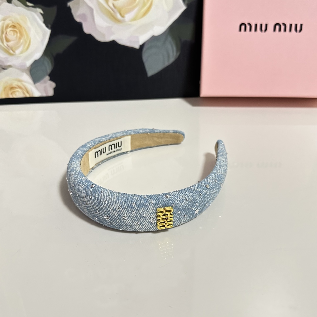  配专柜包装
MiuMiu（缪缪）最新发箍
小仙女快入手
特殊材质 不嘞头
可盐可甜～