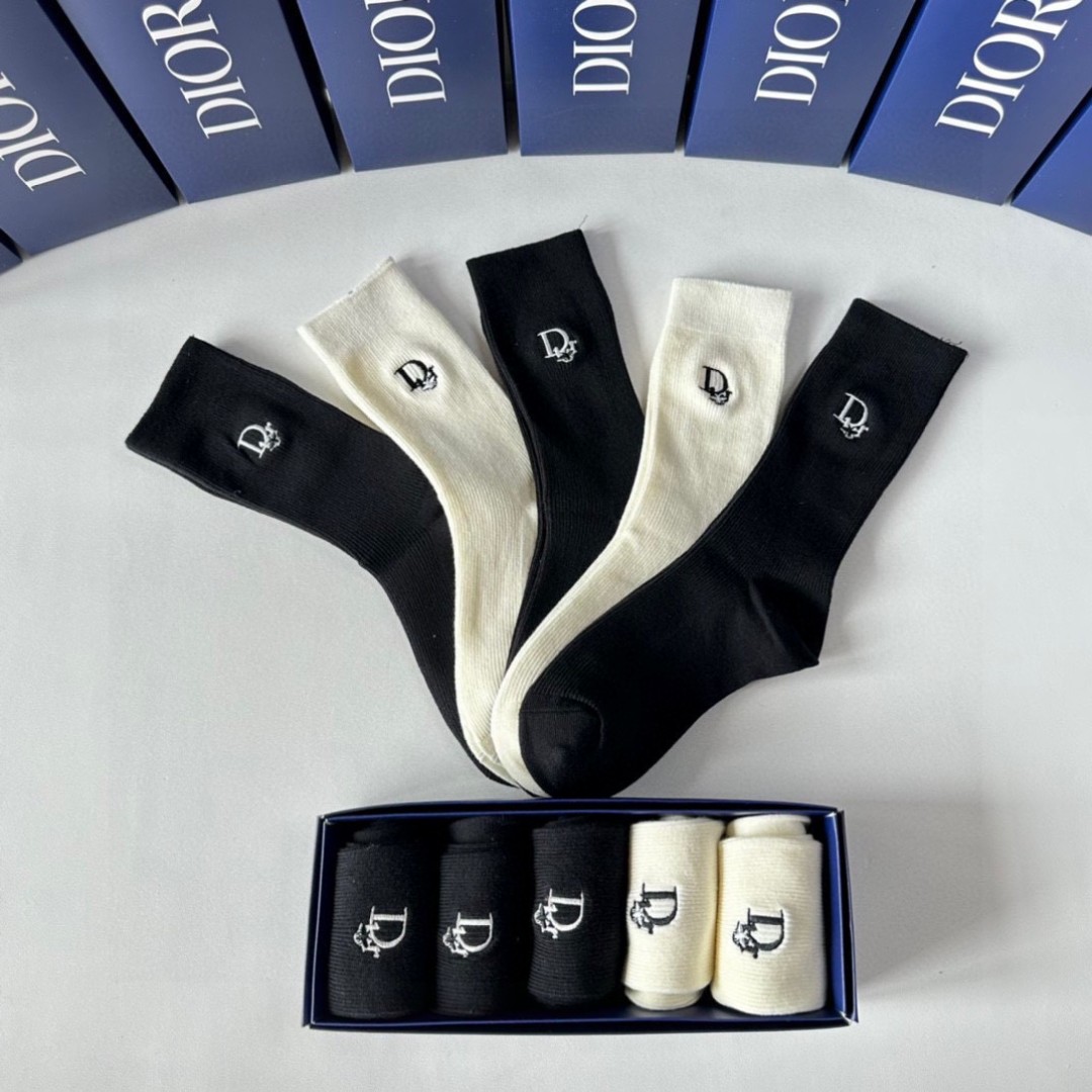  💛配包装
DIOR（迪奥）新款羊绒中长款堆堆袜袜子！一盒五双， 专柜同步筒款袜子，💛大牌出街，潮人必备