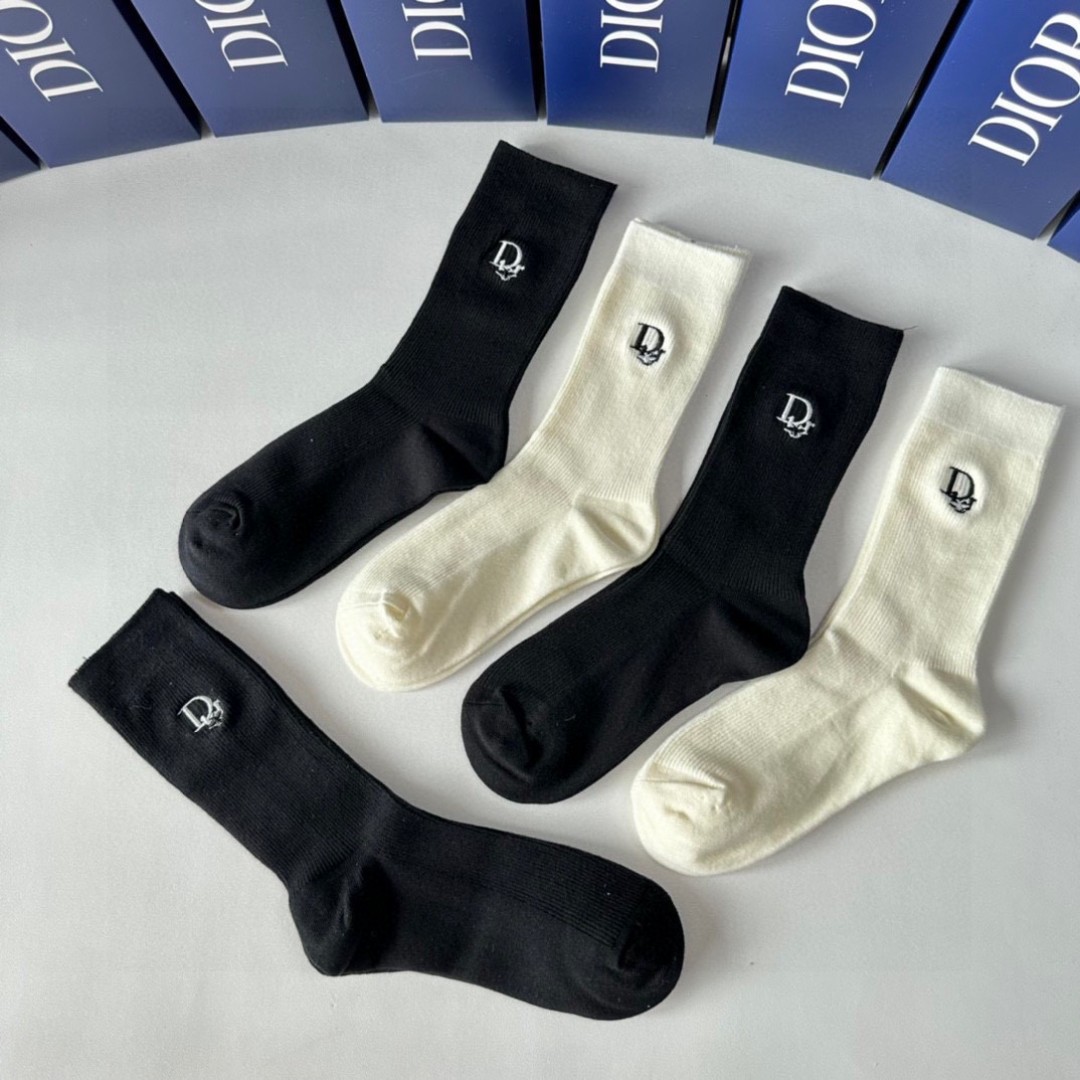 💛配包装
DIOR（迪奥）新款羊绒中长款堆堆袜袜子！一盒五双， 专柜同步筒款袜子，💛大牌出街，潮人必备