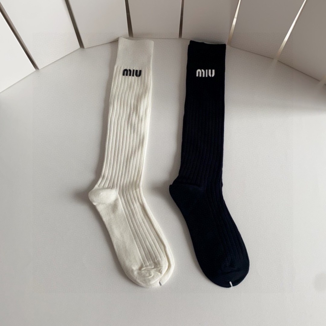 💛配包装
MiuMiu（缪缪）爆款出货 新款轻奢及膝小腿袜堆堆袜袜子🧦！一盒两双（颜色任选）专柜同步筒袜