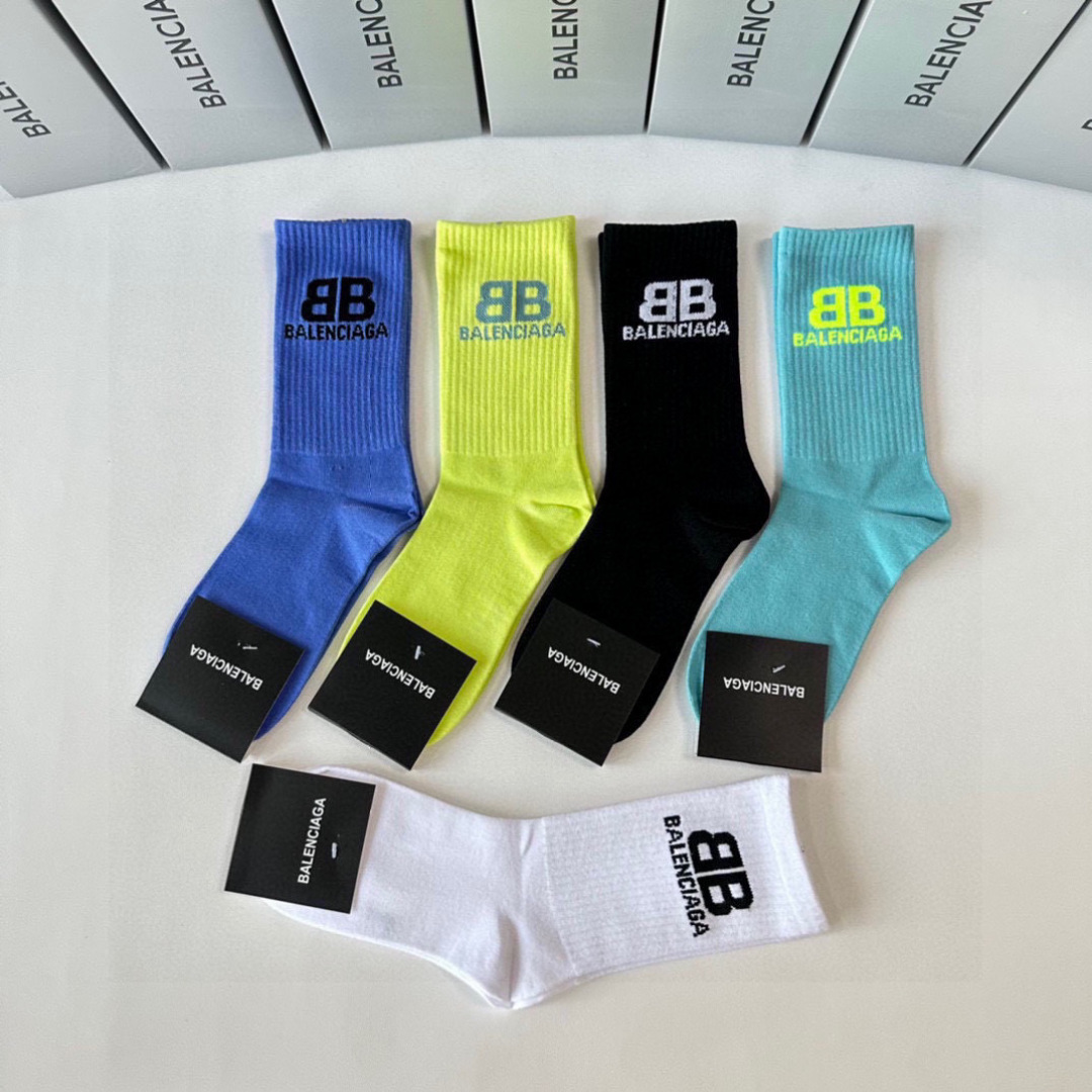  💛配专柜包装
Balenciaga（巴黎世家）新款中长款堆堆袜袜子！一盒五双，专柜同步筒袜袜子，💛大牌