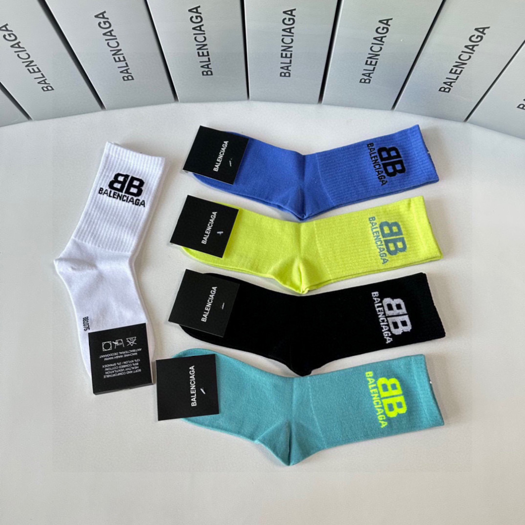  💛配专柜包装
Balenciaga（巴黎世家）新款中长款堆堆袜袜子！一盒五双，专柜同步筒袜袜子，💛大牌