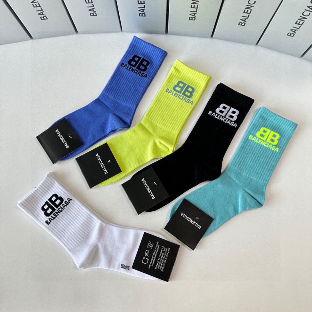  💛配专柜包装
Balenciaga（巴黎世家）新款中长款堆堆袜袜子！一盒五双，专柜同步筒袜袜子，💛大牌