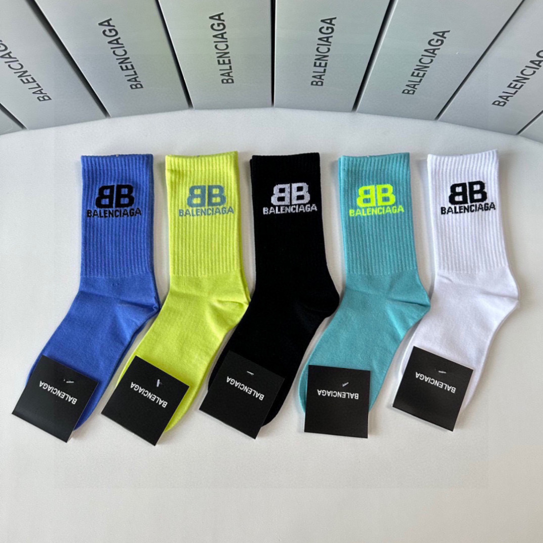  💛配专柜包装
Balenciaga（巴黎世家）新款中长款堆堆袜袜子！一盒五双，专柜同步筒袜袜子，💛大牌