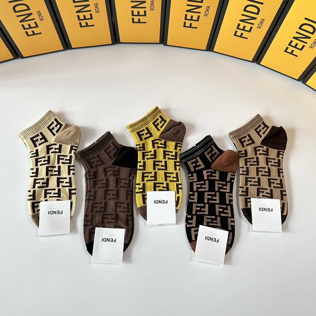  💛配专柜包装
Fendi（芬迪）新款中短筒袜堆堆袜袜子！一盒五双，专柜同步筒袜袜子，💛大牌出街，潮人必