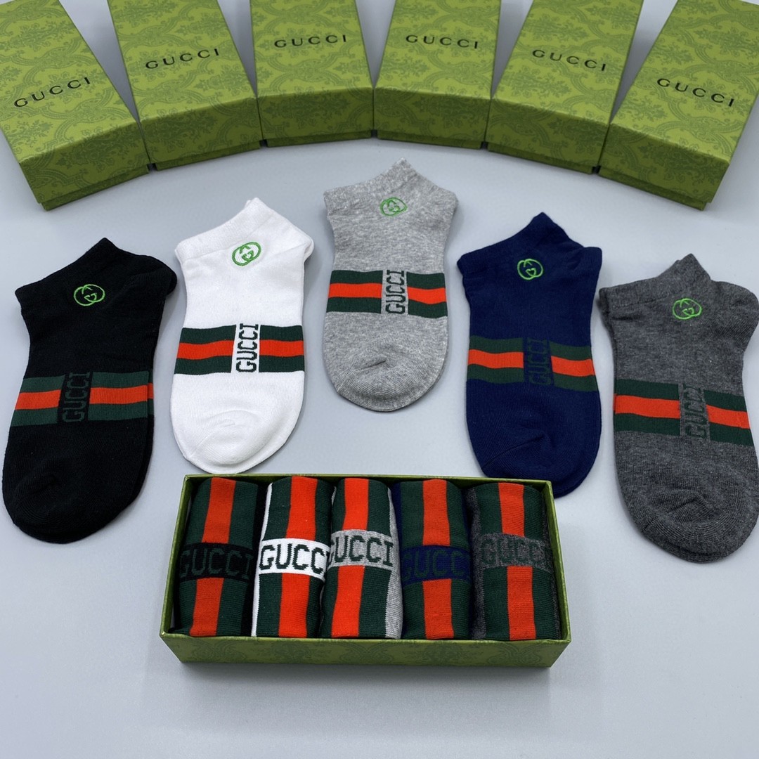 💛配专柜包装
Gucci（古驰）新款中短款堆堆袜袜子！一盒五双，专柜同步筒袜袜子，💛大牌出街，潮人必备。
