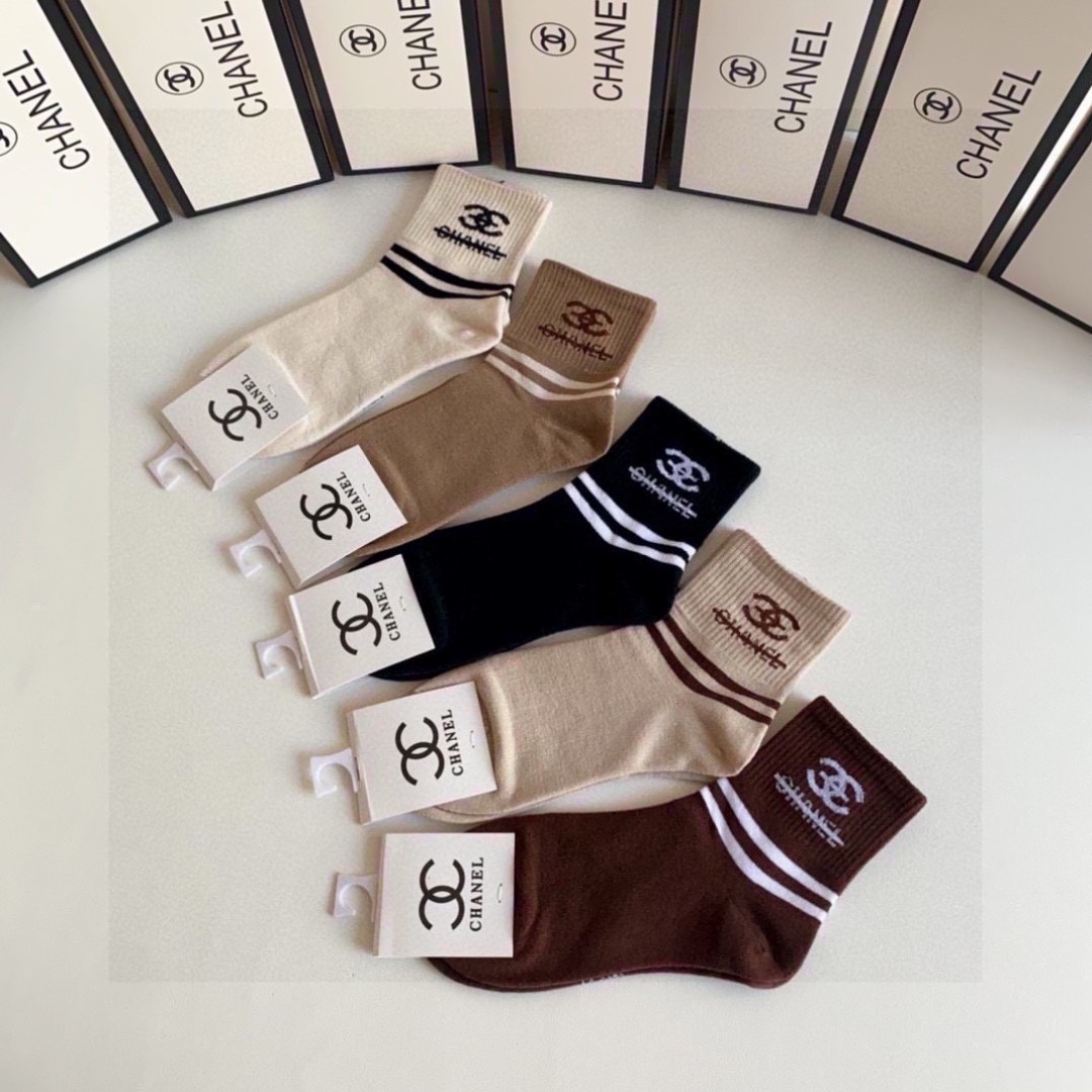 💛配包装
Chanel（香奈儿）新款经典中长款堆堆袜袜子！一盒五双， 专柜同步筒袜袜子，💛大牌出街，潮