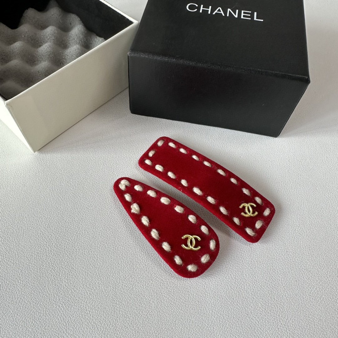 NO:367009,Special (two-piece set) with full package CHANEL (Chanel) the best new model sold this year Vintage mid-retro hairpins Super fairy pair Fashionable style hairpins casually style hairpins, hairpins, chanel, chanel, hairpins19860909特（两件套） 配全套包装 CHANEL（香奈儿）今年最好卖的新款 Vintage中古复古发夹 超仙的一对 时髦精 随便入的款发夹,发夹,chanel,chanel,hairpins,accessory