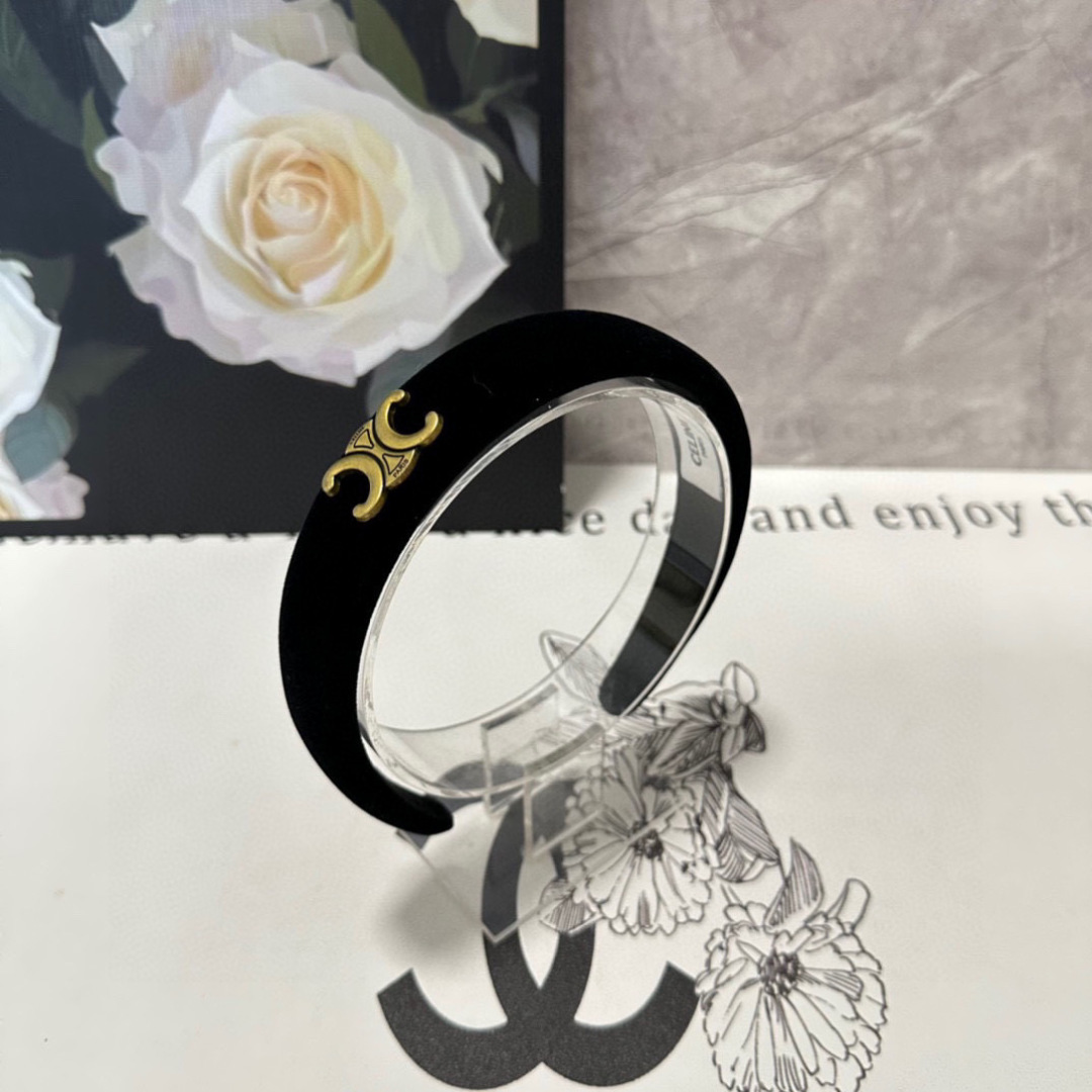 NO:367008,Specially equipped with counter packaging Celine's latest velvet hairband, same style on the official website, Little Fairy Quick to buy, Special material, No head, can be salty or sweet~ Hairpins, hairpins, celine, celine, hairpins19860909特 配专柜包装 Celine（赛琳）最新丝绒发箍 官网同款 小仙女快入手 特殊材质 不嘞头 可盐可甜～发夹,发夹,celine,celine,hairpins,accessory