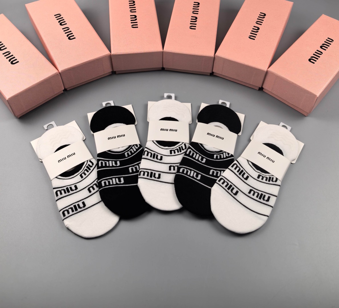   💛配专柜包装
MIUMIU（缪缪）新款船袜隐形袜堆堆袜袜子！一盒五双，专柜同步筒袜袜子，💛大牌出街，