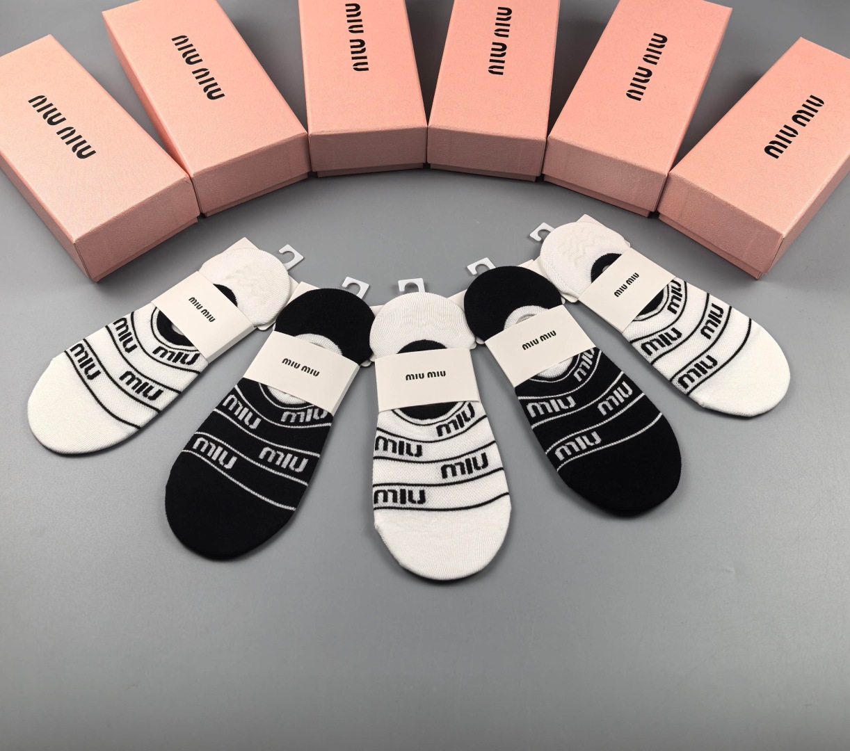   💛配专柜包装
MIUMIU（缪缪）新款船袜隐形袜堆堆袜袜子！一盒五双，专柜同步筒袜袜子，💛大牌出街，