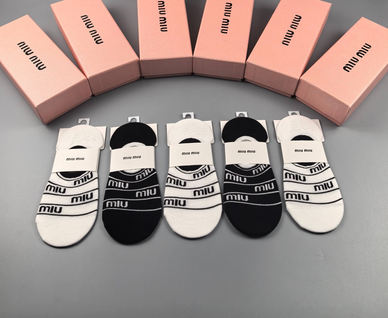   💛配专柜包装
MIUMIU（缪缪）新款船袜隐形袜堆堆袜袜子！一盒五双，专柜同步筒袜袜子，💛大牌出街，