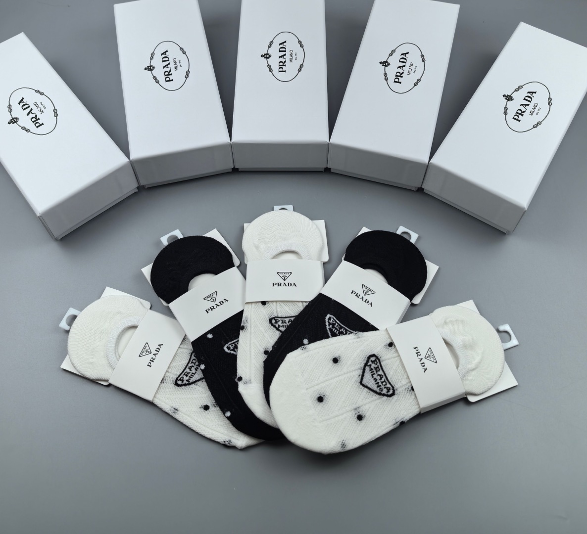   💛配专柜包装
Prada（普拉达）新款船袜隐形袜堆堆袜袜子！一盒五双，专柜同步筒袜袜子，💛大牌出街，